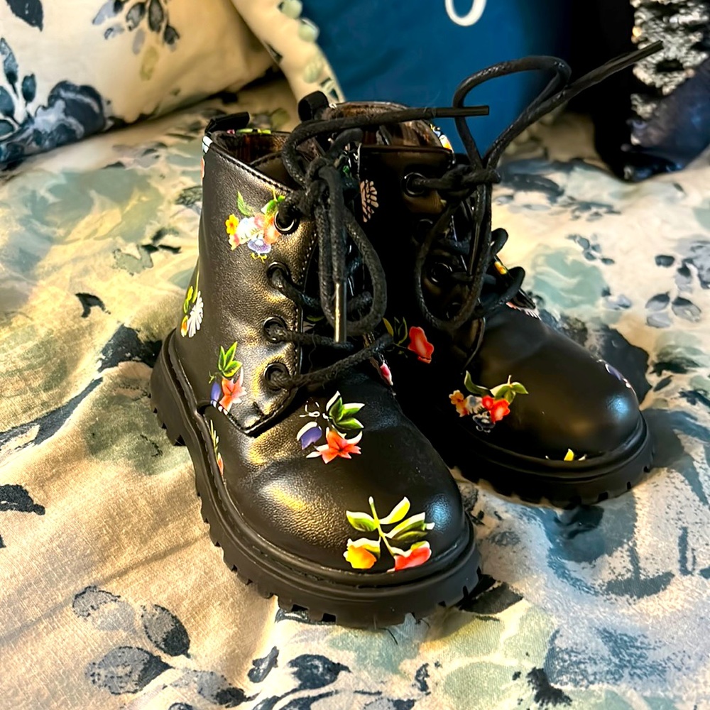 Black Floral Toddler combat boots - Sz 6